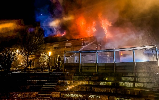 F�nf Feuerwehren bei Dachstuhlbrand an einem Wohnhaus in Neukirchen an der Enknach im Einsatz