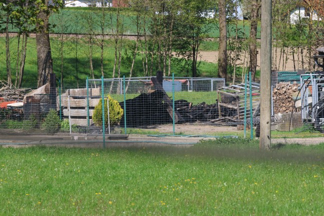 Sechs Feuerwehren bei Brand eines Holzhaufens in Wendling im Einsatz