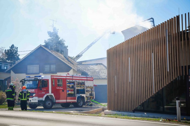Silobrand: F�nf Feuerwehren bei Brand bei einer Tischlerei in Neukirchen an der Enknach im Einsatz