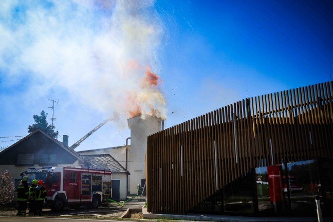 Silobrand: F�nf Feuerwehren bei Brand bei einer Tischlerei in Neukirchen an der Enknach im Einsatz