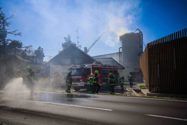 Silobrand: F�nf Feuerwehren bei Brand bei einer Tischlerei in Neukirchen an der Enknach im Einsatz