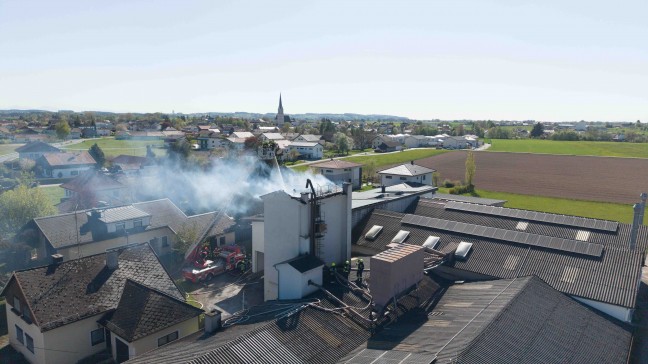 Silobrand: F�nf Feuerwehren bei Brand bei einer Tischlerei in Neukirchen an der Enknach im Einsatz