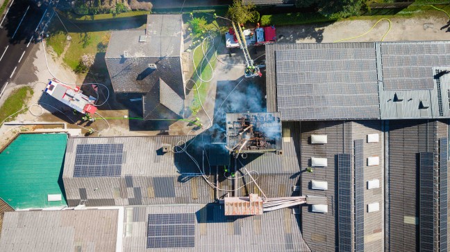 Silobrand: F�nf Feuerwehren bei Brand bei einer Tischlerei in Neukirchen an der Enknach im Einsatz