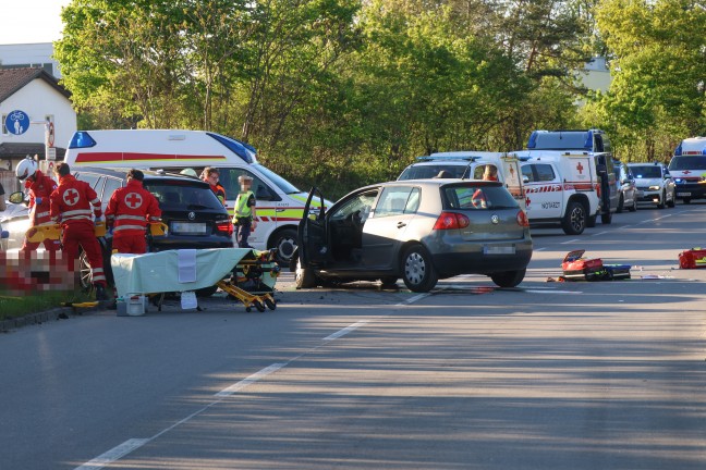 Drei teils Schwerverletzte bei schwerem Kreuzungscrash zwischen zwei Autos in Wels-Schafwiesen