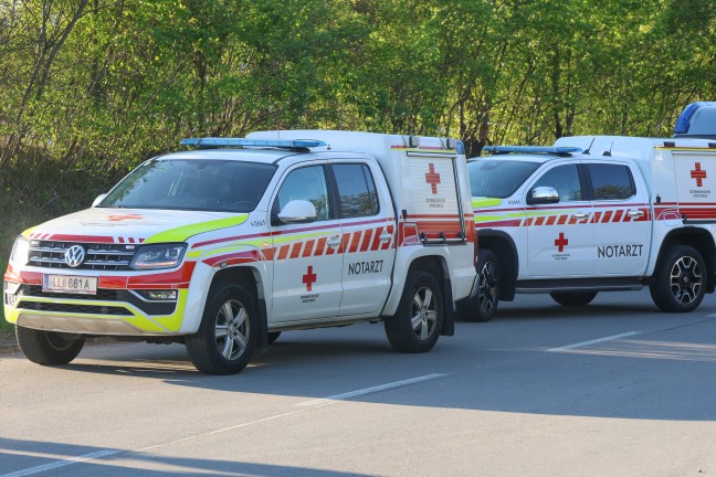 Drei teils Schwerverletzte bei schwerem Kreuzungscrash zwischen zwei Autos in Wels-Schafwiesen