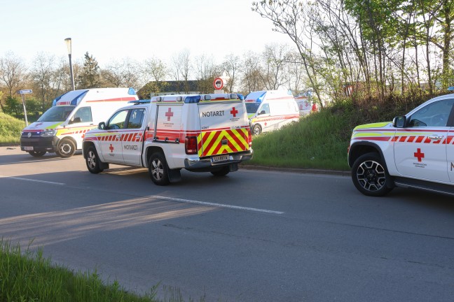 Drei teils Schwerverletzte bei schwerem Kreuzungscrash zwischen zwei Autos in Wels-Schafwiesen