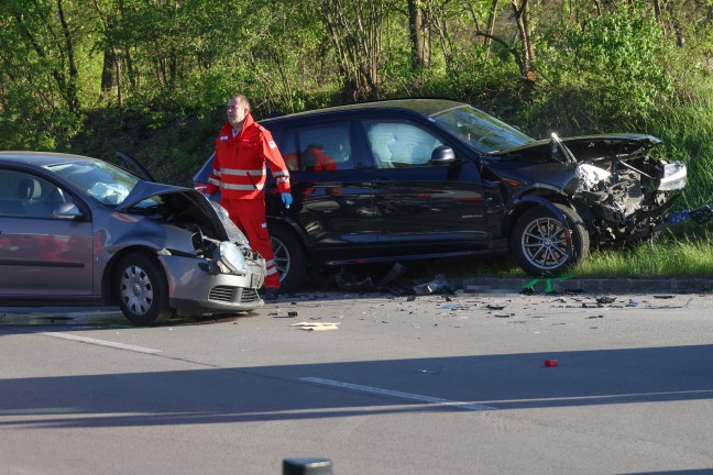 Drei teils Schwerverletzte bei schwerem Kreuzungscrash zwischen zwei Autos in Wels-Schafwiesen