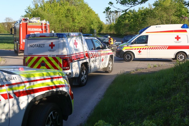 Drei teils Schwerverletzte bei schwerem Kreuzungscrash zwischen zwei Autos in Wels-Schafwiesen