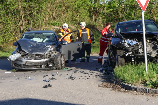 Drei teils Schwerverletzte bei schwerem Kreuzungscrash zwischen zwei Autos in Wels-Schafwiesen