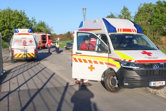 Drei teils Schwerverletzte bei schwerem Kreuzungscrash zwischen zwei Autos in Wels-Schafwiesen