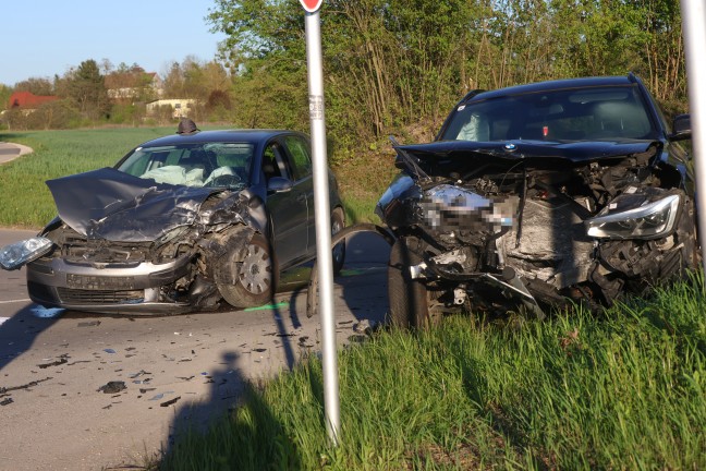 Drei teils Schwerverletzte bei schwerem Kreuzungscrash zwischen zwei Autos in Wels-Schafwiesen