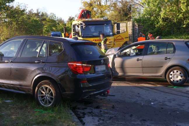 Drei teils Schwerverletzte bei schwerem Kreuzungscrash zwischen zwei Autos in Wels-Schafwiesen