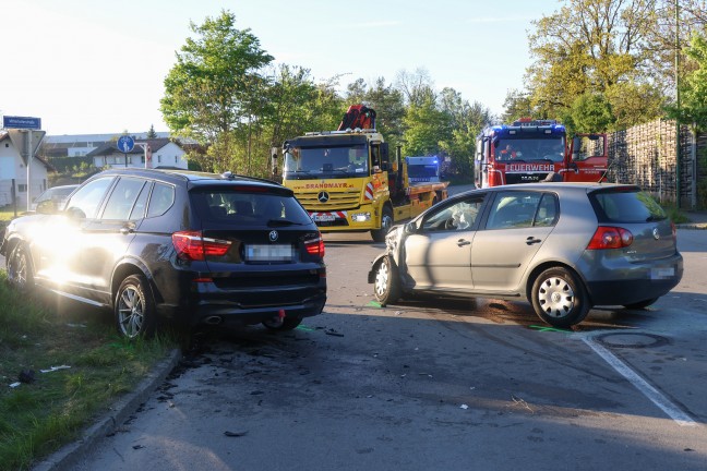 Drei teils Schwerverletzte bei schwerem Kreuzungscrash zwischen zwei Autos in Wels-Schafwiesen