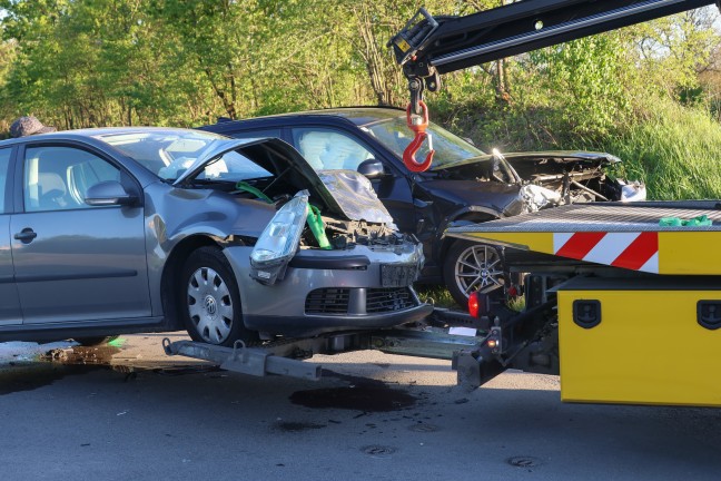 Drei teils Schwerverletzte bei schwerem Kreuzungscrash zwischen zwei Autos in Wels-Schafwiesen