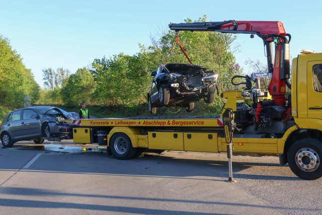 Drei teils Schwerverletzte bei schwerem Kreuzungscrash zwischen zwei Autos in Wels-Schafwiesen