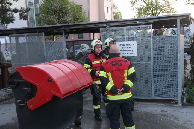 Brand einer Gro�raumm�lltonne bei einer M�llsammelstelle eines Wohnhauses in Wels-Vogelweide