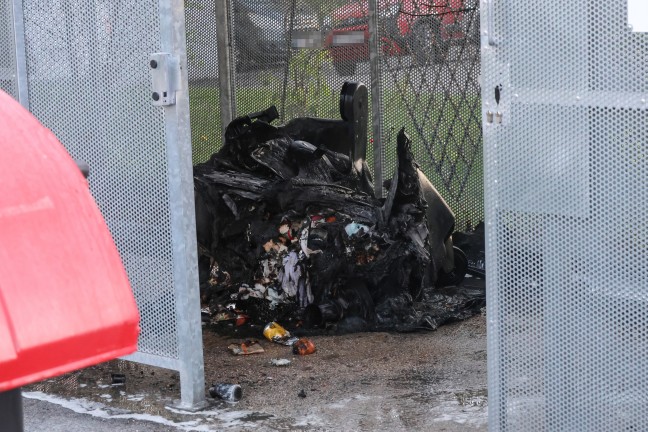 Brand einer Gro�raumm�lltonne bei einer M�llsammelstelle eines Wohnhauses in Wels-Vogelweide