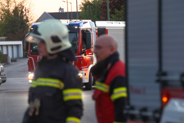 Brand einer Gro�raumm�lltonne bei einer M�llsammelstelle eines Wohnhauses in Wels-Vogelweide