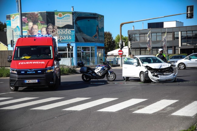 Kreuzungscrash zwischen zwei PKW in Wels-Pernau endet mit zwei Verletzten
