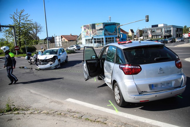 Kreuzungscrash zwischen zwei PKW in Wels-Pernau endet mit zwei Verletzten