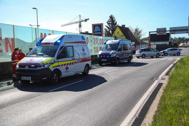 Kreuzungscrash zwischen zwei PKW in Wels-Pernau endet mit zwei Verletzten