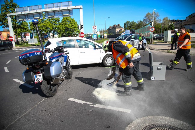 Kreuzungscrash zwischen zwei PKW in Wels-Pernau endet mit zwei Verletzten