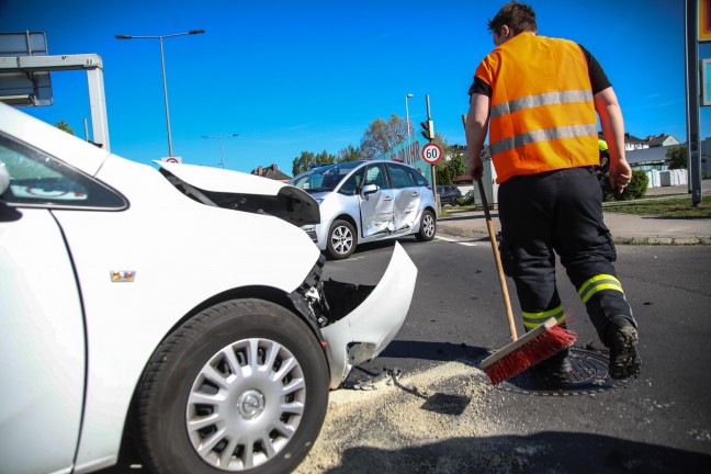 Kreuzungscrash zwischen zwei PKW in Wels-Pernau endet mit zwei Verletzten
