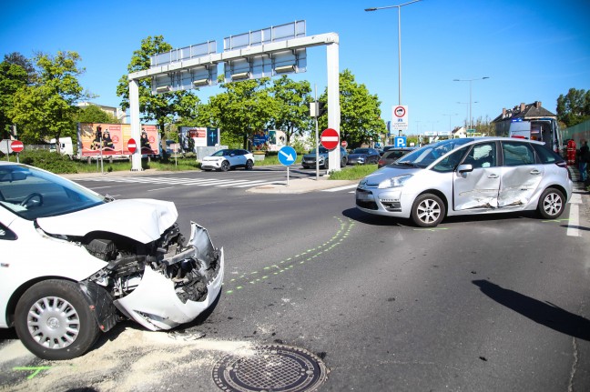 Kreuzungscrash zwischen zwei PKW in Wels-Pernau endet mit zwei Verletzten