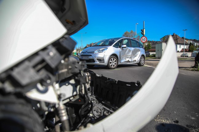 Kreuzungscrash zwischen zwei PKW in Wels-Pernau endet mit zwei Verletzten
