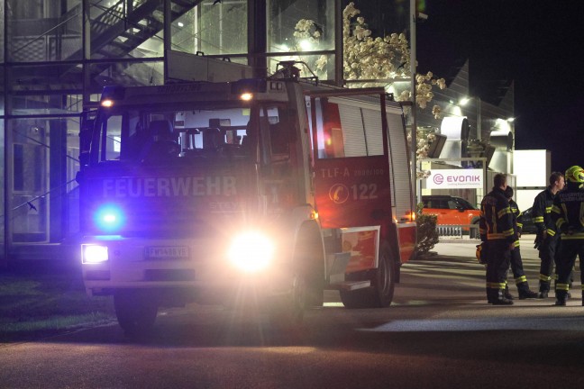 Drei Feuerwehren bei Brand bei einem Unternehmen in Lenzing an der Ager im Einsatz