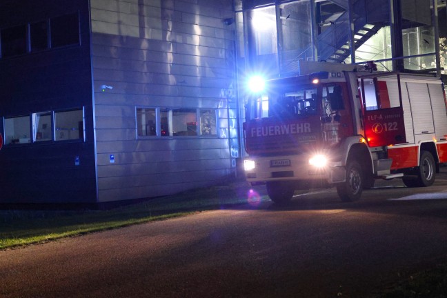 Drei Feuerwehren bei Brand bei einem Unternehmen in Lenzing an der Ager im Einsatz