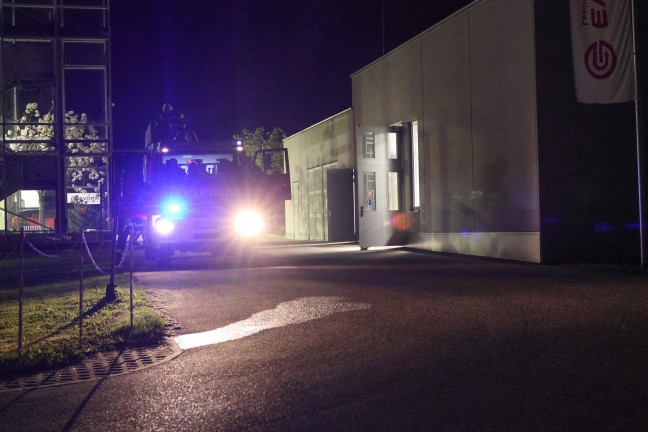 Drei Feuerwehren bei Brand bei einem Unternehmen in Lenzing an der Ager im Einsatz