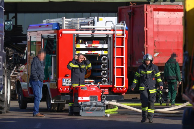 Drei Verletzte bei Brand auf einem Schrottplatz in Edt bei Lambach