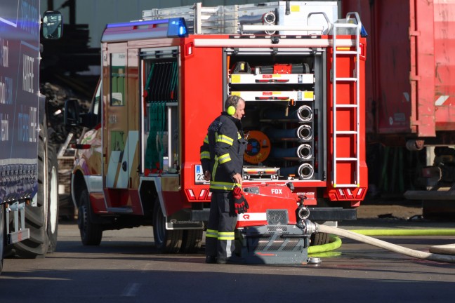 Drei Verletzte bei Brand auf einem Schrottplatz in Edt bei Lambach