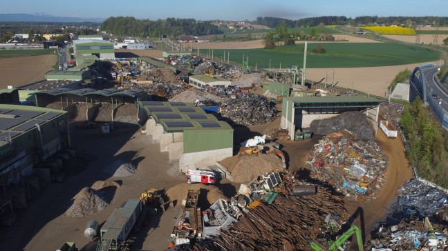 Drei Verletzte bei Brand auf einem Schrottplatz in Edt bei Lambach