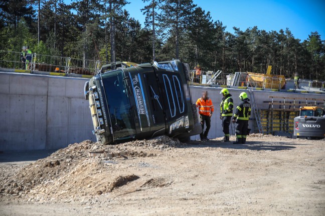 LKW auf Baustelle eines �berwerfungsbauwerks an der Westbahnstrecke bei Marchtrenk umgest�rzt