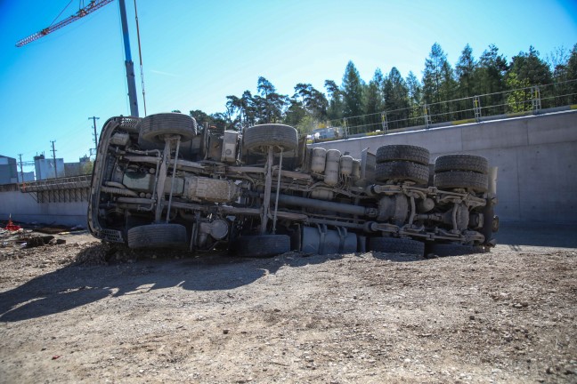 LKW auf Baustelle eines �berwerfungsbauwerks an der Westbahnstrecke bei Marchtrenk umgest�rzt