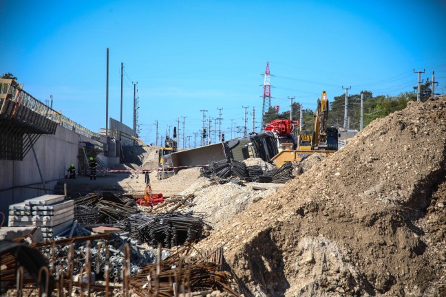 LKW auf Baustelle eines �berwerfungsbauwerks an der Westbahnstrecke bei Marchtrenk umgest�rzt