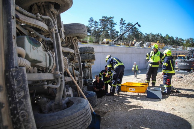 LKW auf Baustelle eines �berwerfungsbauwerks an der Westbahnstrecke bei Marchtrenk umgest�rzt
