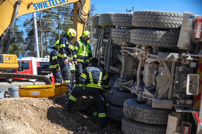 LKW auf Baustelle eines �berwerfungsbauwerks an der Westbahnstrecke bei Marchtrenk umgest�rzt