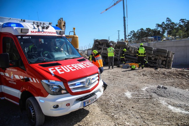 LKW auf Baustelle eines �berwerfungsbauwerks an der Westbahnstrecke bei Marchtrenk umgest�rzt