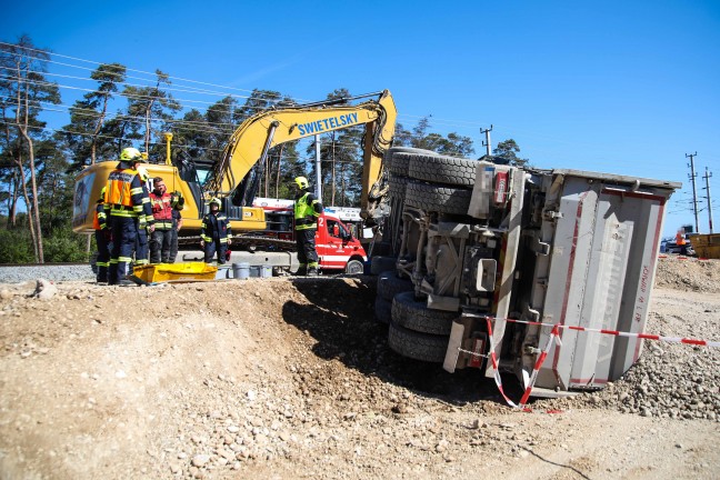 LKW auf Baustelle eines �berwerfungsbauwerks an der Westbahnstrecke bei Marchtrenk umgest�rzt