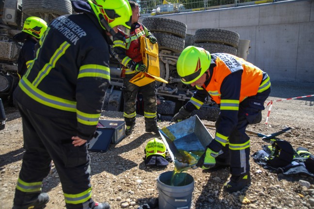 LKW auf Baustelle eines �berwerfungsbauwerks an der Westbahnstrecke bei Marchtrenk umgest�rzt