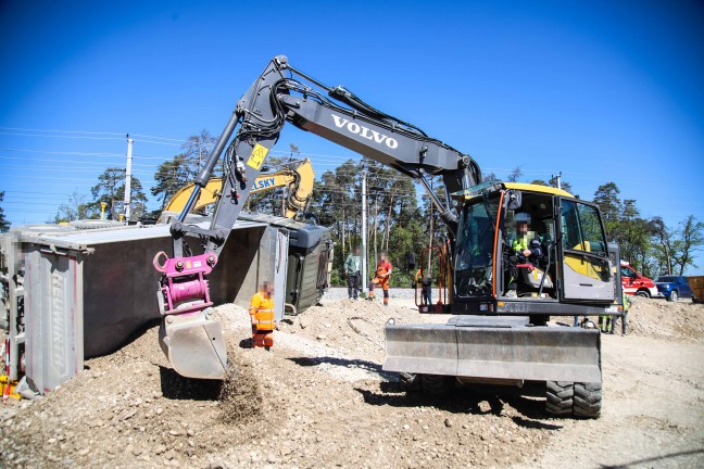 LKW auf Baustelle eines �berwerfungsbauwerks an der Westbahnstrecke bei Marchtrenk umgest�rzt