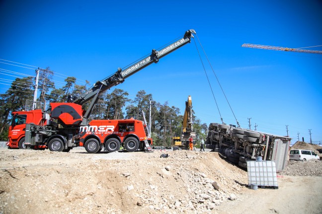 LKW auf Baustelle eines �berwerfungsbauwerks an der Westbahnstrecke bei Marchtrenk umgest�rzt