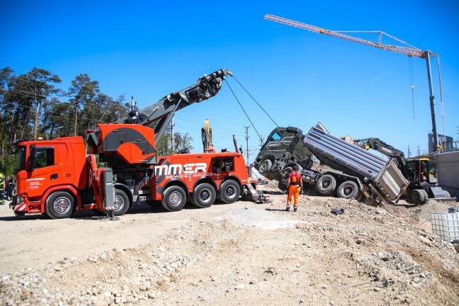 LKW auf Baustelle eines �berwerfungsbauwerks an der Westbahnstrecke bei Marchtrenk umgest�rzt
