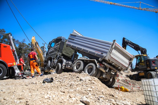 LKW auf Baustelle eines �berwerfungsbauwerks an der Westbahnstrecke bei Marchtrenk umgest�rzt