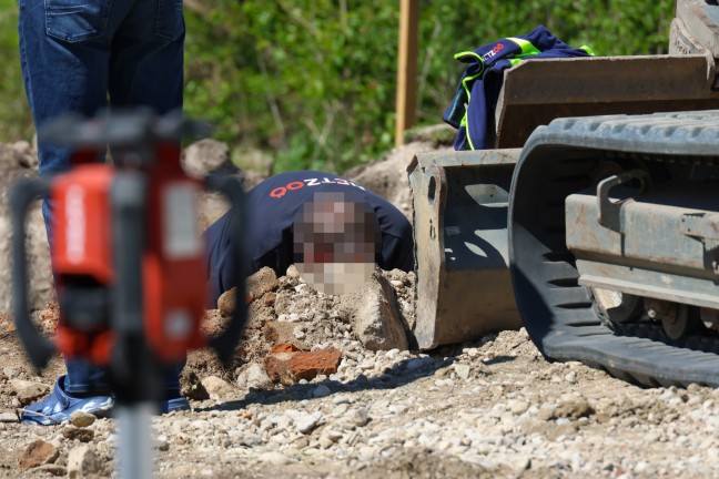 Gasaustritt: Gasleitung in Lambach bei Grabungsarbeiten mit Bagger besch�digt