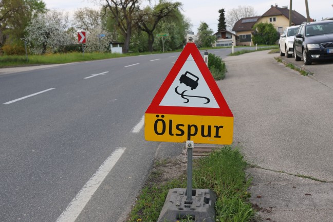 Einsatzkr�fte nach Auffahrunfall auf Pyhrnpass Stra�e bei Sattledt im Einsatz