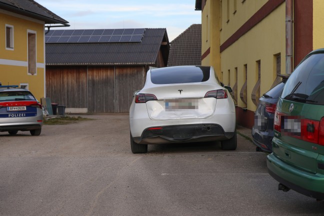 Einsatzkr�fte nach Auffahrunfall auf Pyhrnpass Stra�e bei Sattledt im Einsatz